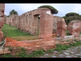 07666 ostia - regio iv - insula ii - portico e caseggiato dell'ercole (iv,ii,2-4) - raum (25) haupteingang (via della caupona - vestibulum) - bli ri sueden - 01-2024.jpg